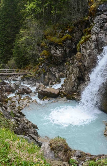 Holdrifälle: Über zwei Stufen und 40 Meter rauscht das Wasser hinab.