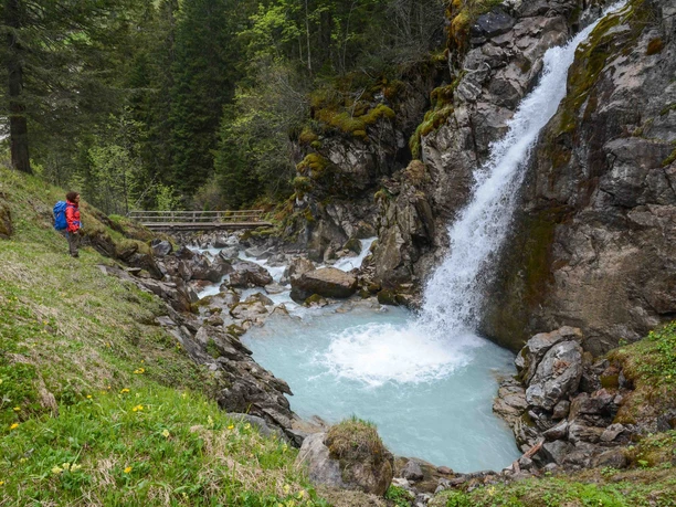 Holdrifälle: Über zwei Stufen und 40 Meter rauscht das Wasser hinab.