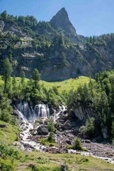 The source of the Simme: From seven adjacent waterfalls, water gushes out of the rock crevices.