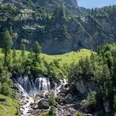 Die Quelle der Simme: Aus sieben nebeneinanderliegenden Wasserfällen sprudelt das Wasser aus den Gesteinsspalten hervor.