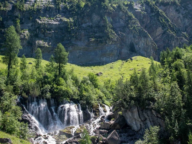 Die Quelle der Simme: Aus sieben nebeneinanderliegenden Wasserfällen sprudelt das Wasser aus den Gesteinsspalten hervor.