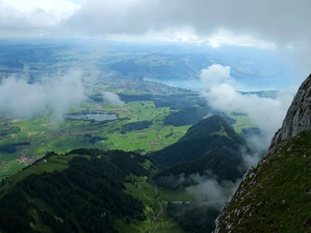 Vue depuis la plateforme panoramique sur Thun et le lac de Thoune.