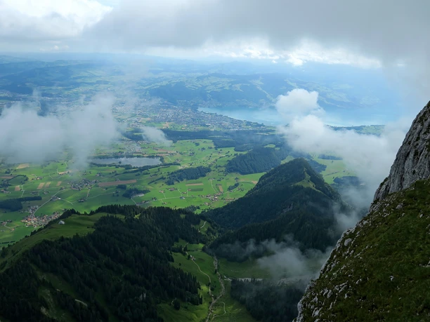 Blick von der Aussichtsplattform auf Thun und Thunersee.