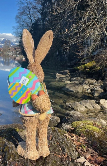 Osterhase in Iseltwald am Ufer des Brienzersees