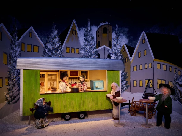 Szenenbild Adventsweg Höchmatt - Verkaufsstand mit Tischen