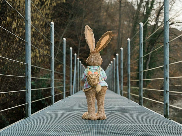 Osterhase in Iseltwald auf dem Steg