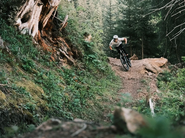 Downhill Biker unterweg auf dem Grütsch Trail