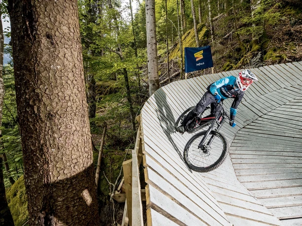 Downhill Biker unterweg auf dem Grütsch Trail