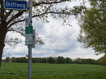 Knotenpunkt 3 und der Wegweiser zum nächsten Punkt.