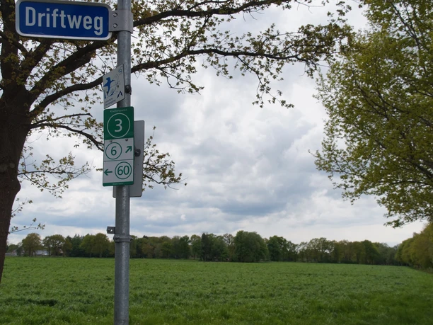 Knotenpunkt 3 und der Wegweiser zum nächsten Punkt.