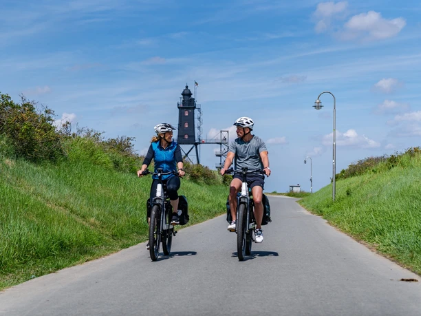 Radweg mit Blick auf Leuchtturm Obereversand