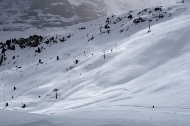 On the winter hiking route from Männlichen to Kleine Scheidegg.