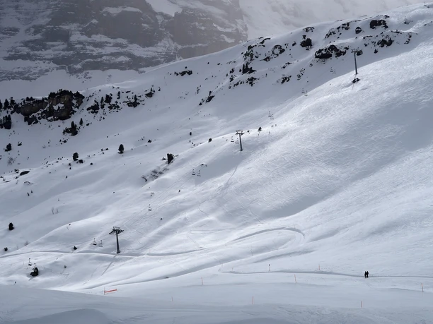 On the winter hiking route from Männlichen to Kleine Scheidegg.