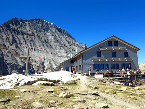 Lötschenpass Hut.