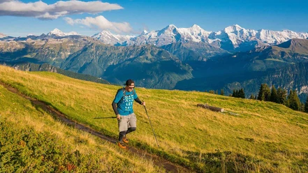 Trailrunner en déplacement à Beatenberg, en arrière-plan le trio Eiger, Mönch et Jungfrau