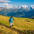 Trailrunner unterwegs Beatenberg, im Hintergrund die das Dreigestirn Eiger, Mönch und Jungfrau