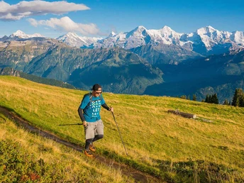 Trailrunner unterwegs Beatenberg, im Hintergrund die das Dreigestirn Eiger, Mönch und Jungfrau