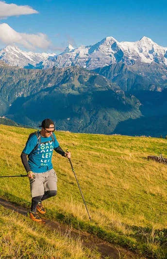 Trailrunner unterwegs Beatenberg, im Hintergrund die das Dreigestirn Eiger, Mönch und Jungfrau