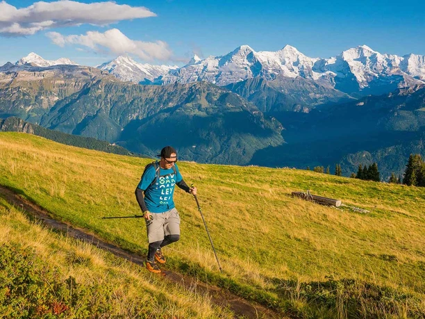 Trailrunner unterwegs Beatenberg, im Hintergrund die das Dreigestirn Eiger, Mönch und Jungfrau
