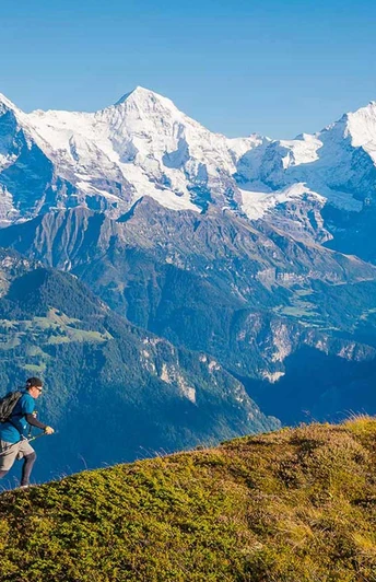 Trailrunner oberhalb Beatenberg vor der eindrücklichen Bergkulisse mit Eiger, Mönch und Jungfrau