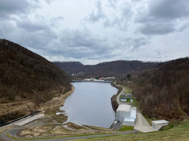 Blick vom Damm der Odertalsperrezum Bismarckturm