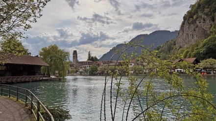 Blick zur Aare-Schleuse zwischen Interlaken und Unterseen, im Hintergrund die Kirche Unterseen