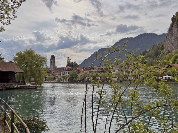 Blick zur Aare-Schleuse zwischen Interlaken und Unterseen, im Hintergrund die Kirche Unterseen