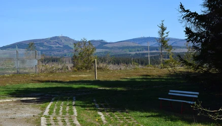 Brocken- und Wurmbergblick am Plattenweg des Freiland-Grenzmuseums