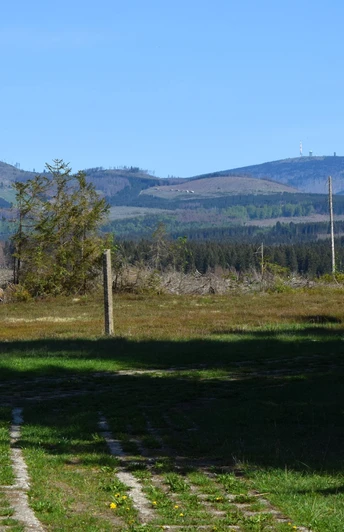 Brocken- und Wurmbergblick am Plattenweg des Freiland-Grenzmuseums