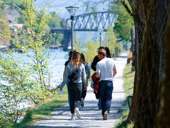 Wanderung entlang des Aarelaufs von Interlaken nach Bönigen