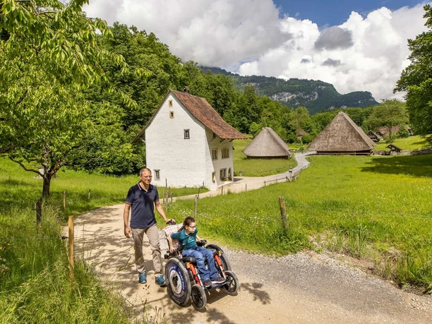 Unterwegs mit Elektrorollstühl JST-Mountain Drive auf der Ballenberg «a la Cart» Tour