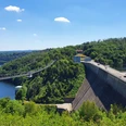 Blick oberhalb des Tunnels auf die Rappbode-Staumauer mit den Talsperren und die Hängeseilbrücke