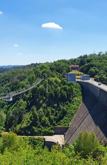 Blick oberhalb des Tunnels auf die Rappbode-Staumauer mit den Talsperren und die Hängeseilbrücke