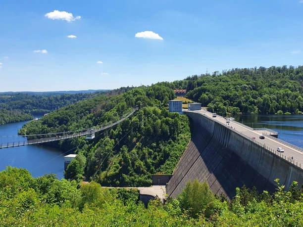 Blick oberhalb des Tunnels auf die Rappbode-Staumauer mit den Talsperren und die Hängeseilbrücke
