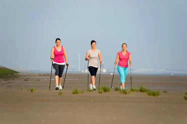 Nordic Walking am Strand mit Blick auf die Elbe
