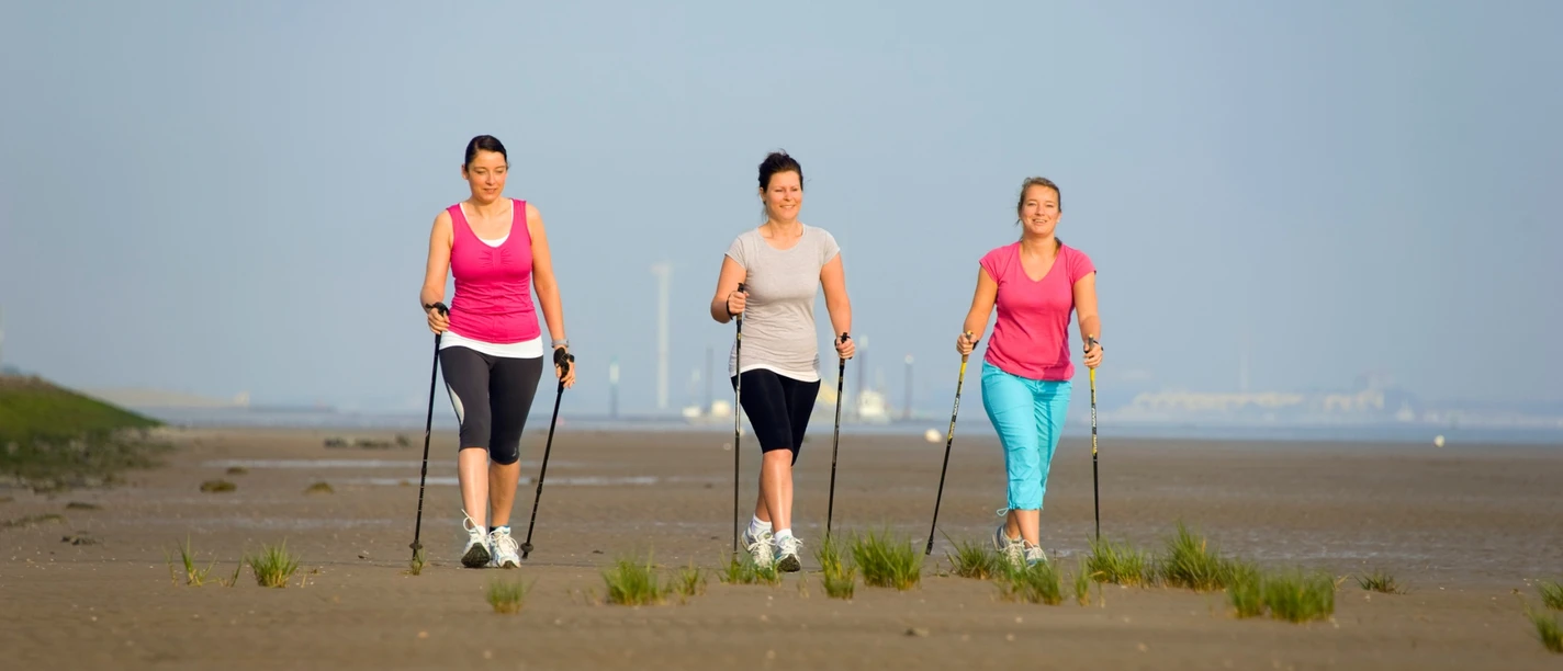 Nordic Walking am Strand mit Blick auf die Elbe