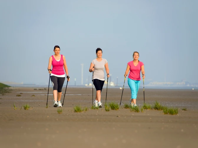 Nordic Walking am Strand mit Blick auf die Elbe