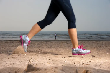 sportlich aktiv am Strand