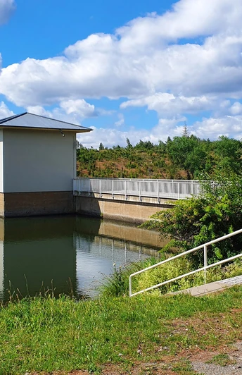 Staumauer und Stempelstelle der Hasselvorsperre
