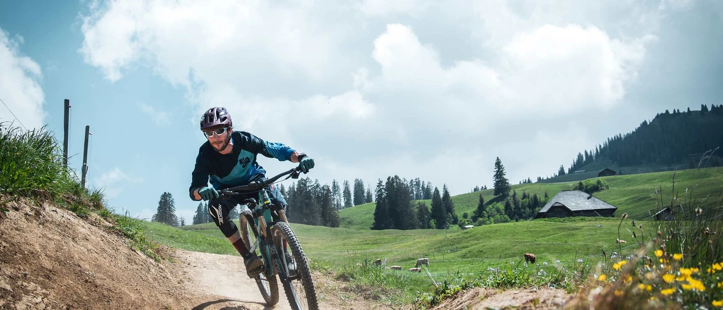 downhill-bikepark-wiriehorn-biker-unterweg-kurve.jpg
