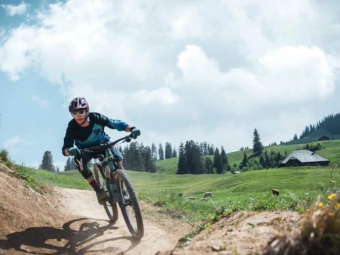 downhill-bikepark-wiriehorn-biker-unterweg-kurve.jpg