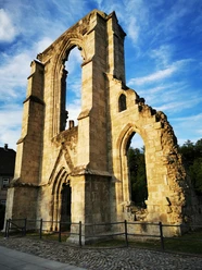 Das imposante Westportal der Kirchenruine des Klosters Walkenried