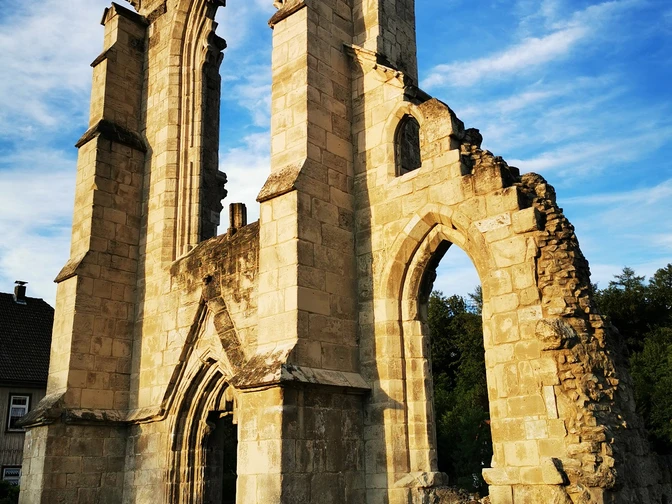 Das imposante Westportal der Kirchenruine des Klosters Walkenried
