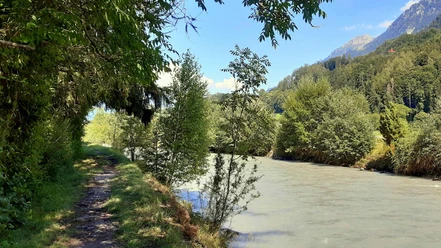 Hiking trail along the Lütschine near Bönigen