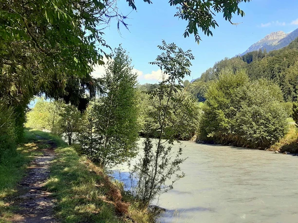 Wanderweg entlang der Lütschine bei Bönigen