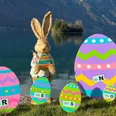 Chasse aux œufs de Pâques à Iseltwald - Lapin de Pâques avec des œufs au lac de Brienz
