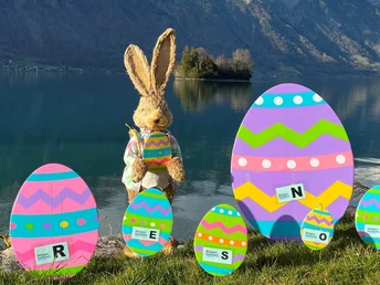 Chasse aux œufs de Pâques à Iseltwald - Lapin de Pâques avec des œufs au lac de Brienz