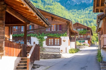Ruette avec des vieilles maisons à Brienzwiler