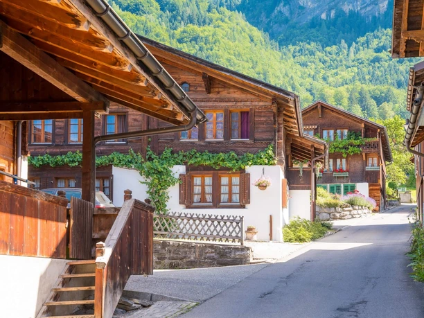 Gasse mit alten Häusern in Brienzwiler