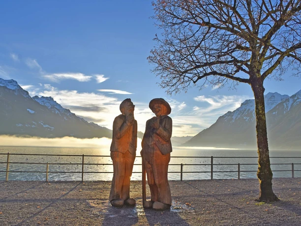 Holzfiguren auf dem Quai